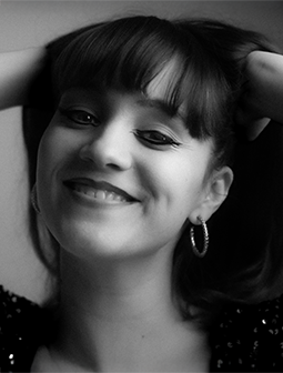 Porträtfoto von Melisa Melek Özel mit dunklen glatten Haaren, Lächeln und Glitzerkleid.