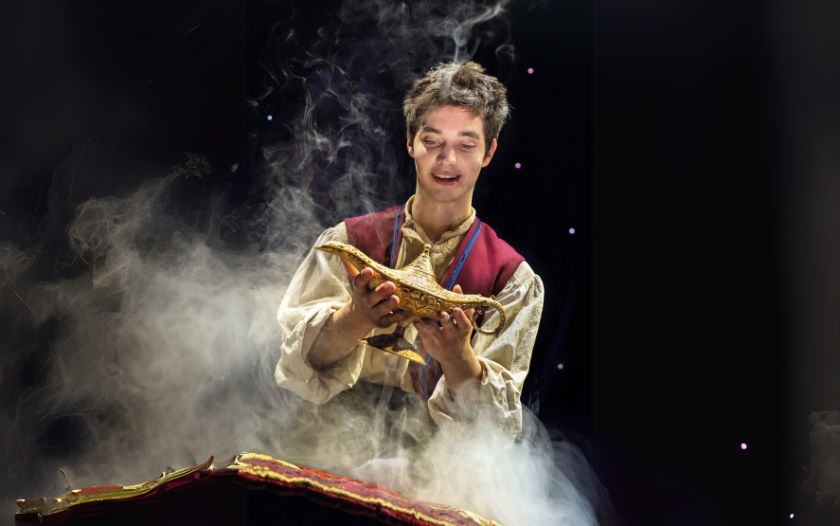 Aladin hält staunend die goldene Wunderlampe, umgeben von aufsteigendem Nebel.