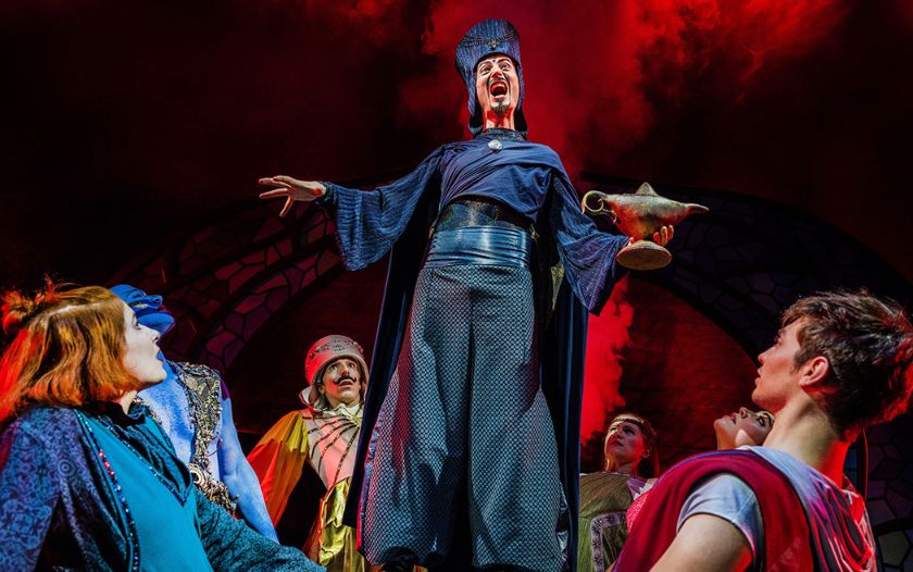 Der Zauberer Dschafar hält triumphierend die Lampe in die Höhe, während andere Darsteller erschrocken blicken.