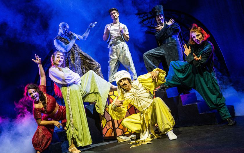 Alle Hauptcharaktere des Musicals Aladin posieren gemeinsam auf der Bühne.