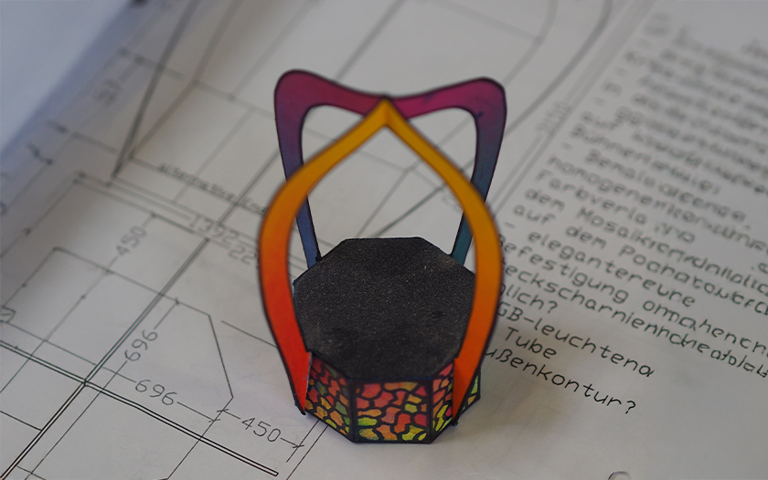 Kleines farbiges Modell eines Bühnenportals auf technischem Plan mit handschriftlichen Notizen