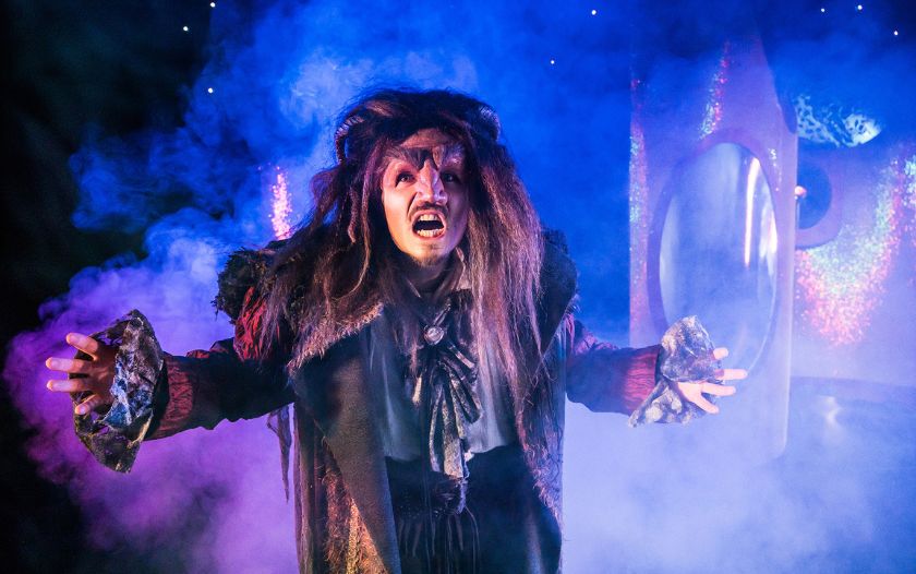 Das Biest schreit wütend auf der Bühne, umgeben von Nebel und Lichteffekten