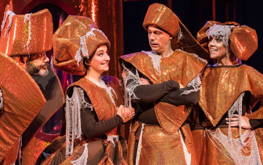 Vier Darsteller als verzauberte Schlossbewohner in glänzenden Kostümen auf der Bühne des Musicals „Die Schöne und das Biest“