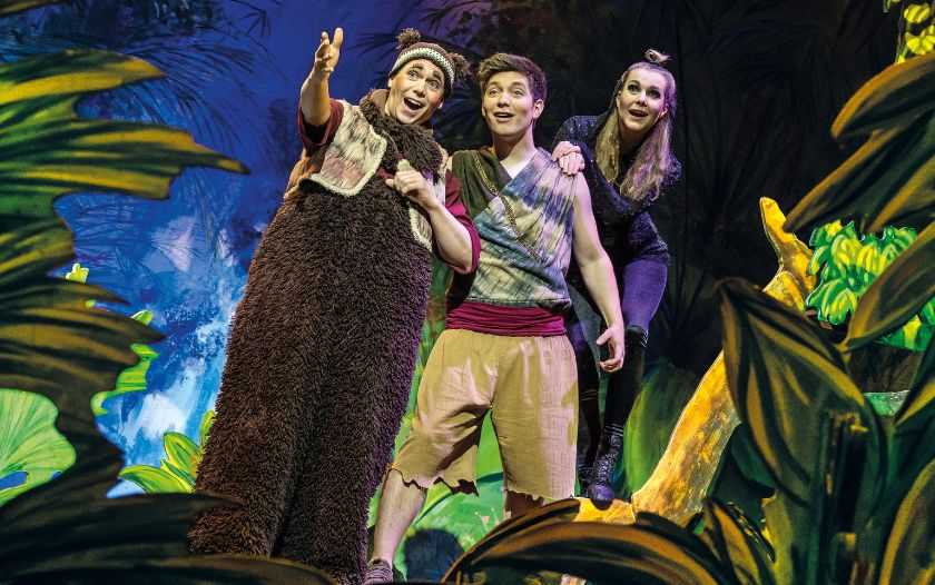 Mogli, Balu der Bär und Baghira schauen gespannt in die Ferne