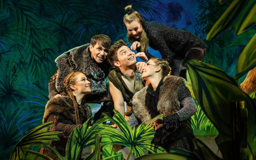 Mogli und seine Freunde lächeln gemeinsam im Dschungel