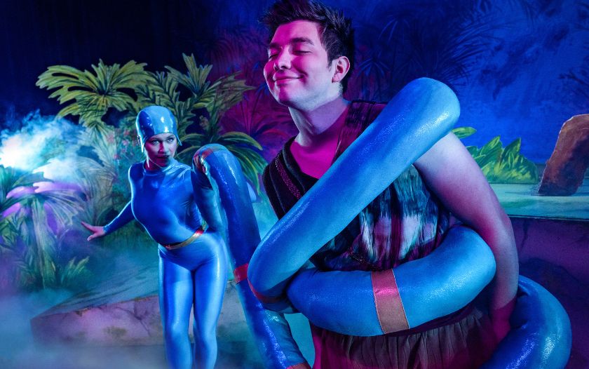 Kaa hat Mogli mit dem Schlangenkörper umwickelt