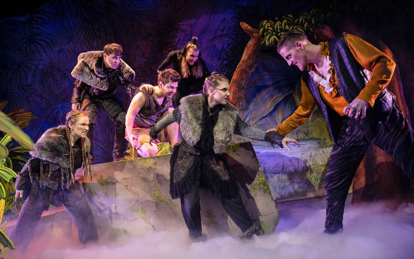 Die Wolfmutter beschützt Mogli vor Shir Khan