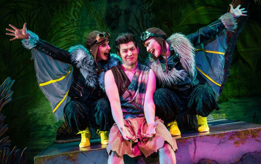 Mogli wird von zwei Geiern umringt