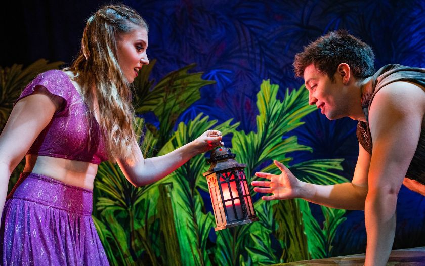 Mogli und Shanti im Dschungel mit einer Laterne