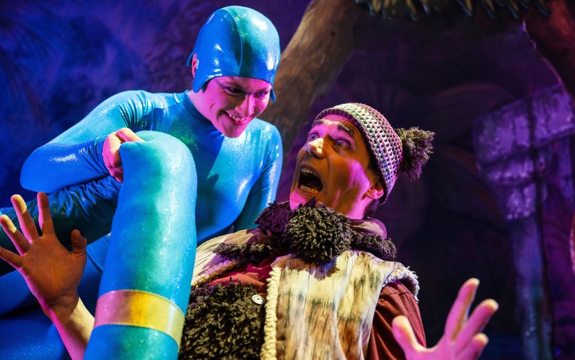 Kaa, die Schlange, erschreckt Balu im Musical