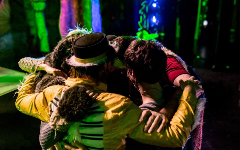 Das Ensemble von 'Dschungelbuch – das Musical' beim gemeinsamen Motivationskreis hinter der Bühne