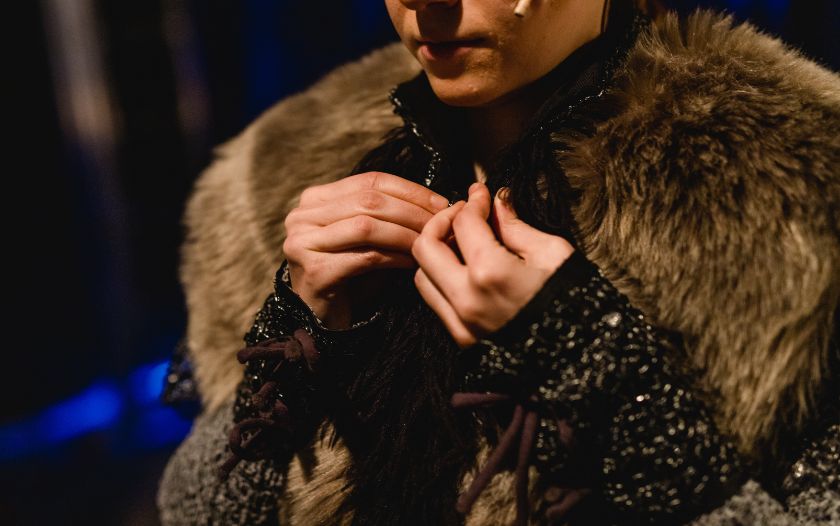 Darstellerin aus 'Dschungelbuch – das Musical' richtet ihr Fellkostüm im Backstage-Bereich