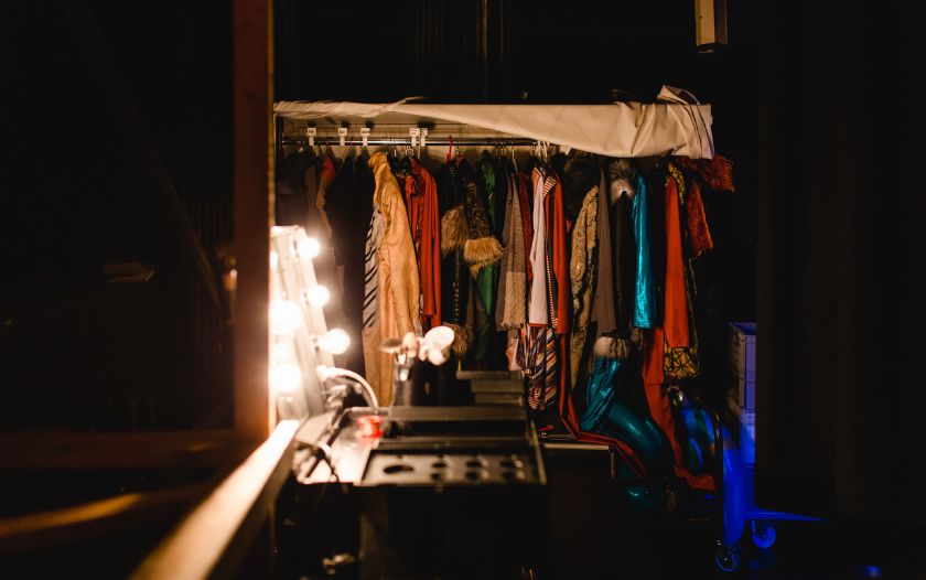 Blick auf die bunte Kostümreihe hinter der Bühne von 'Dschungelbuch – das Musical'