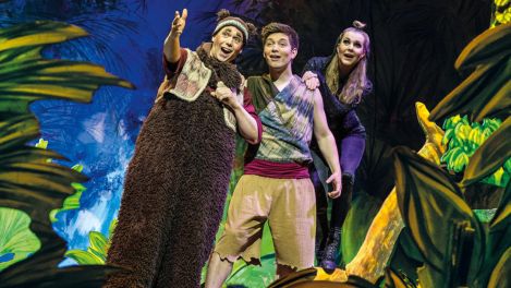 Mogli, Balu der Bär und Baghira schauen gespannt in die Ferne