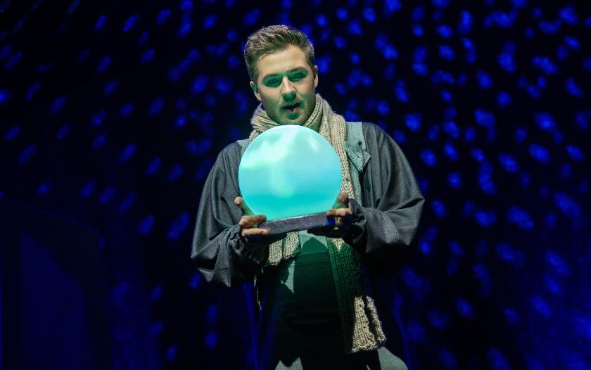 Kai hält eine leuchtende Kugel in den Händen