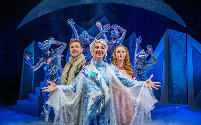 Schneekönigin mit Kai und Gerda auf der Bühne