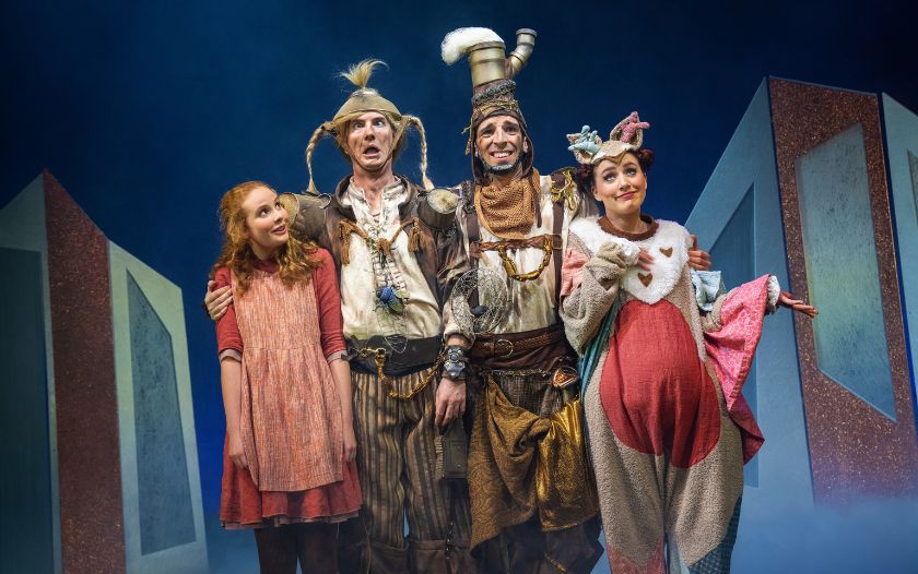 Gerda mit ihren fantastischen Weggefährten in Schneekönigin – das Musical von Theater Liberi