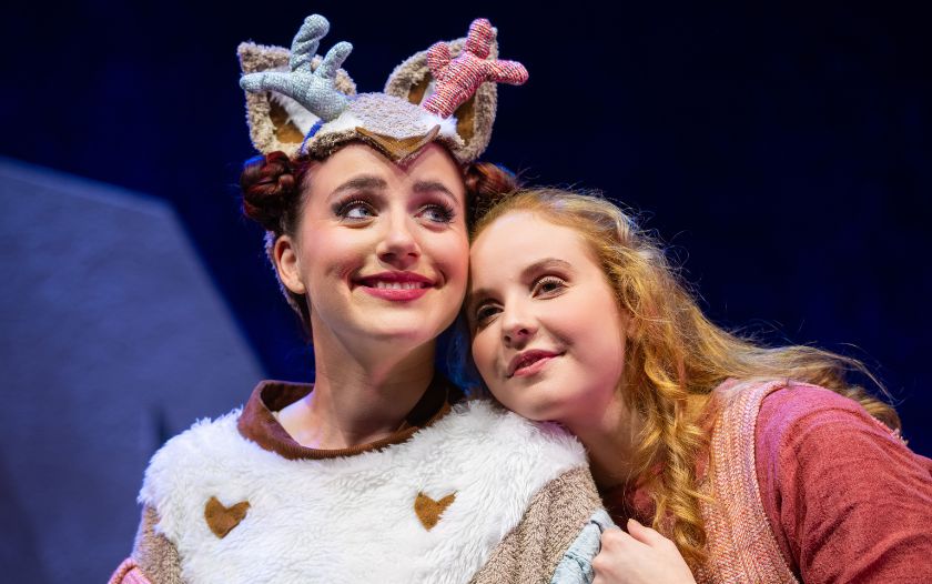 Gerda und das liebevolle Kuscheltier Mila in Schneekönigin – das Musical von Theater Liberi