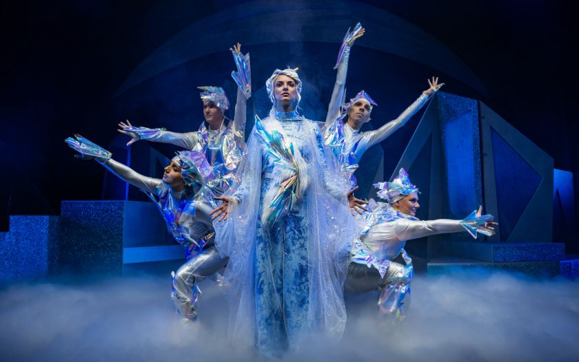 Die Schneekönigin mit ihrem glitzernden Eisfiguren auf der Bühne von Theater Liberi