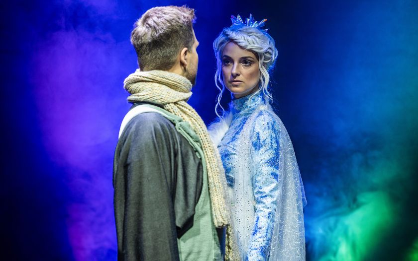 Die Schneekönigin und Kai in einer emotionsgeladenen Szene mit Lichteffekten