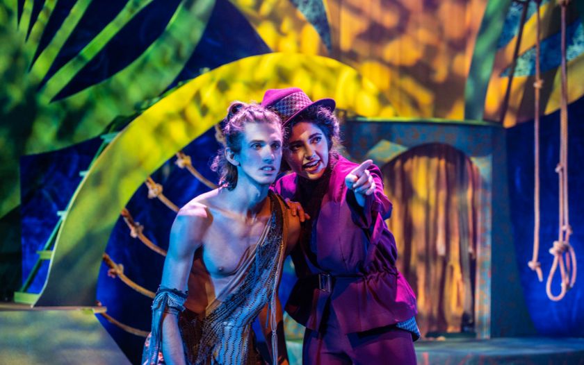 Tarzan steht neben Olivia Clayton, die energisch auf eine Szene zeigt. Beide blicken konzentriert und entschlossen.