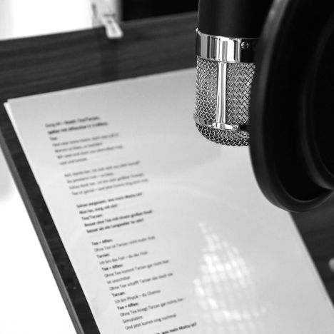 Ein Mikrofon mit Textblatt für einen Musicalsong im Aufnahmestudio.