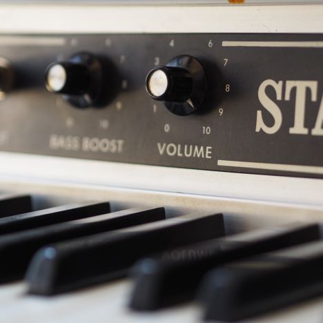 Nahaufnahme eines Vintage-Keyboards mit Fokus auf Lautstärkeregler.