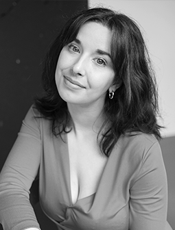 Portraitfoto von Lily Wörner, Schauspielerin mit dunklem Haar, die freundlich in die Kamera blickt, im monochromen Look