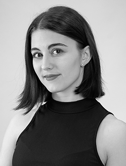 Porträt von Celine Denise Unden mit kurzem Bob, schwarzem Top und direktem Blick in die Kamera.