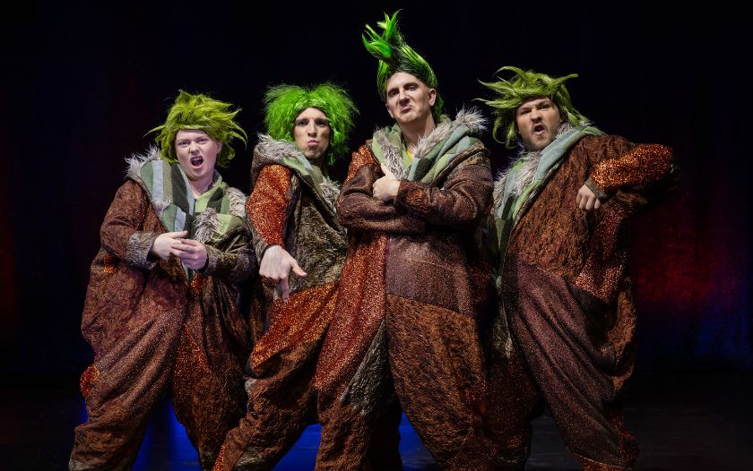 Vier troll ähnliche Gestalten - die Schlawizis -  mit grünen Haaren und Kostümen in Schneekönigin – das Musical von Theater Liberi