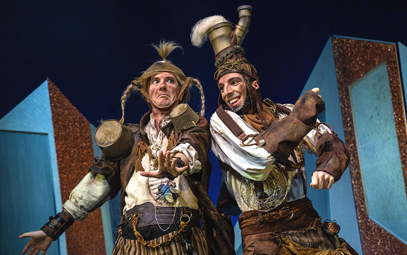 Zwei lustige Gestalten mit ausgefallenen Kostümen auf der Musicalbühne