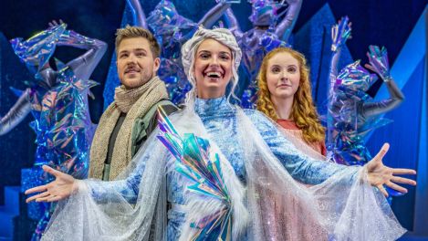 Schneekönigin mit Kai und Gerda auf der Bühne. Im Hintergrund sind Eisfiguren zu sehen.