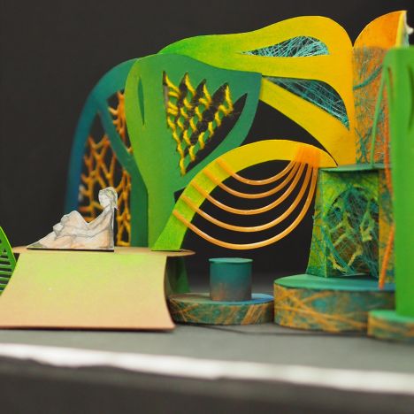 Miniaturmodell eines Bühnenbildes mit grünen und gelben organischen Formen.